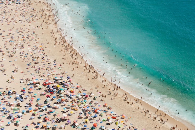 Vista aérea de uma praia lotada