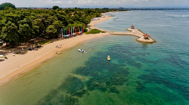 Vista aérea de uma praia tropical em Bali