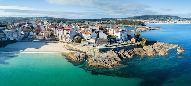 Vista aérea de uma praia vazia em Portonovo, na Ria de Pontevedra, Espanha.