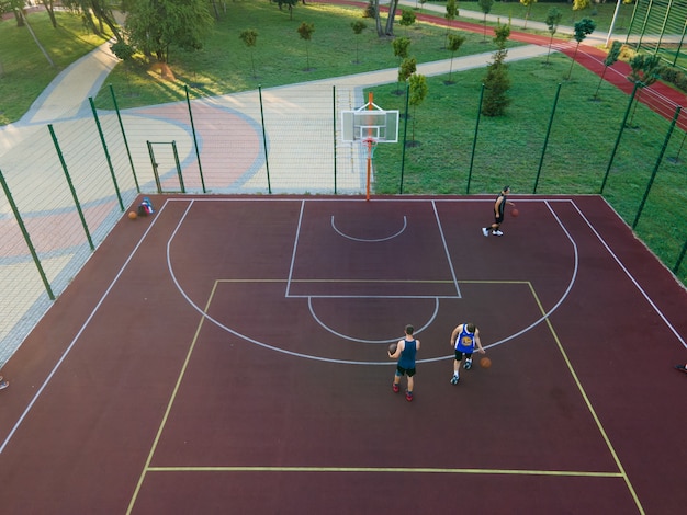 Vista aérea de uma quadra de basquete ao ar livre