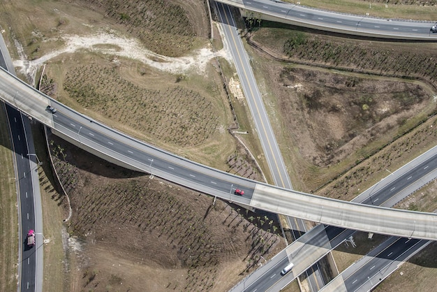 Foto vista aérea de uma rodovia de várias faixas