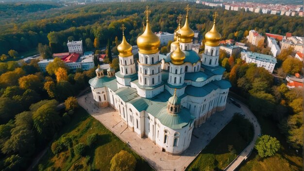 Vista aérea de uma serena igreja ortodoxa com cúpulas douradas