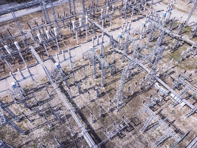 Vista aérea de uma subestação elétrica de alta tensão.