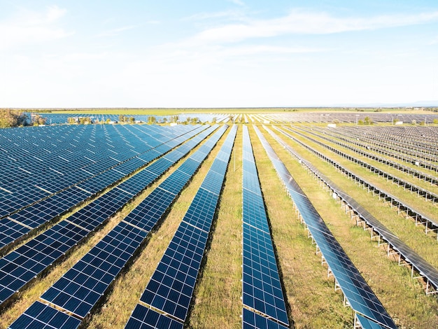 Vista aérea de uma usina de painéis solares, painéis solares fotovoltaicos ao nascer e pôr do sol em