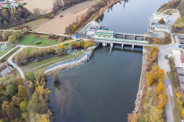 Vista aérea de uma usina hidrelétrica no rio mur perto de Graz