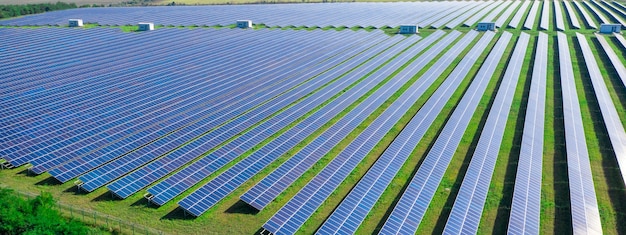 Vista aérea de uma usina solar.