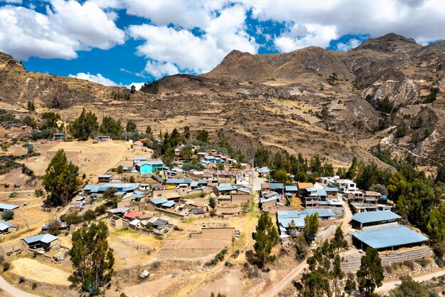 Vista aérea de uma vila nos Andes peruanos