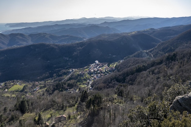 Vista aérea de uma vila perto da floresta montanhosa na zona rural