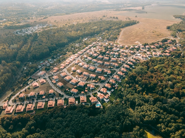 Vista aérea de uma vila rural com casas idênticas