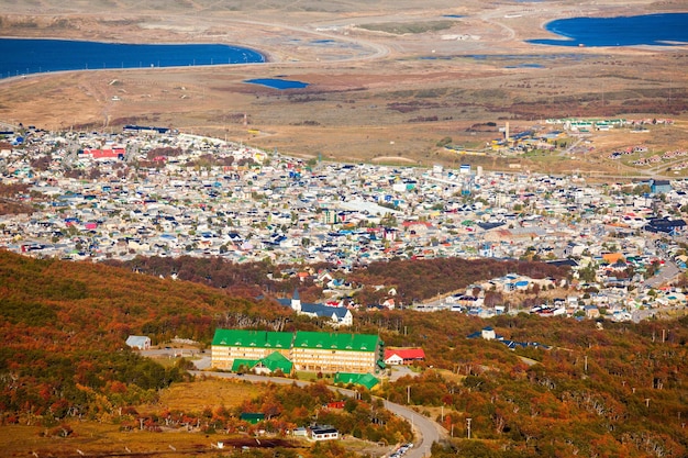 Vista aérea de ushuaia do glaciar martial. ushuaia é a principal cidade da terra do fogo na argentina.