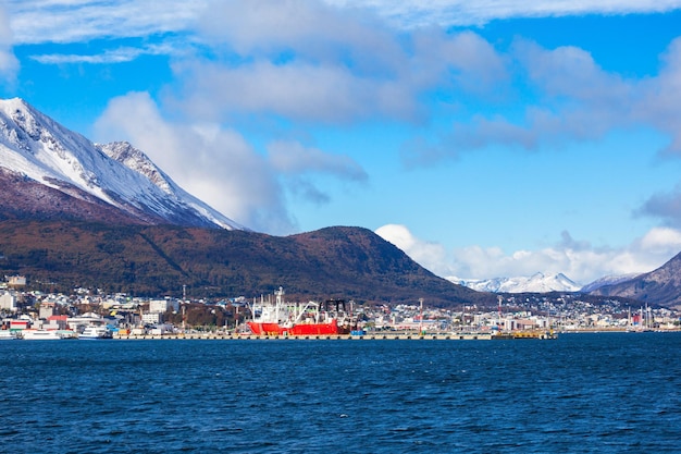 Vista aérea de ushuaia. ushuaia é a capital da província de tierra del fuego, na argentina.