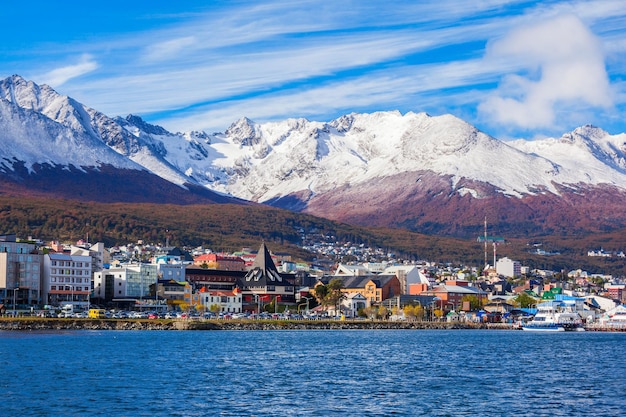 Vista aérea de ushuaia. ushuaia é a capital da província de tierra del fuego, na argentina.