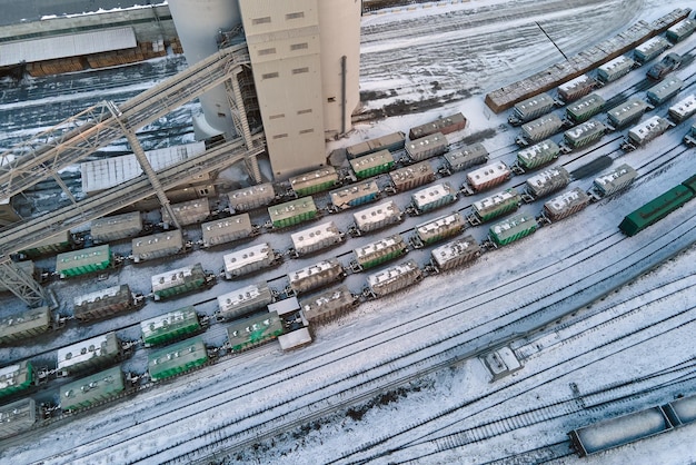 Vista aérea de vagões de trem de carga carregados com bens de construção na fábrica de mineração Transporte ferroviário de matérias-primas de produção industrial