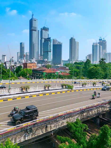 Vista aérea de veículos em movimento na ponte