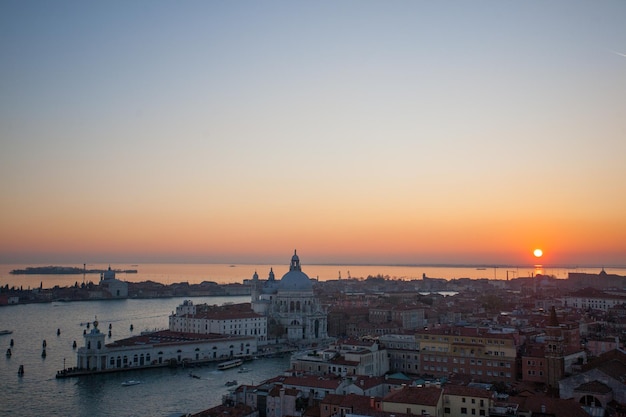 Vista aérea de Veneza ao amanhecer Itália Saint Mary of Health igreja vista marco italiano