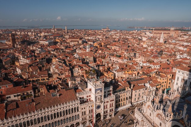 Vista aérea de Veneza, Itália, com canais, pontes e marcos