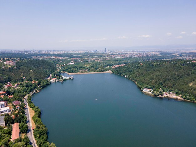 Vista aérea de verão do lago Pancharevo, na Bulgária