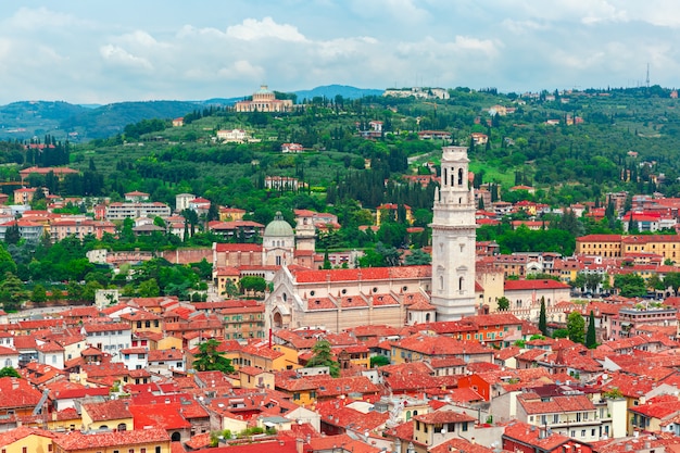 Vista aérea de verona em um dia nublado de verão em verona, itália