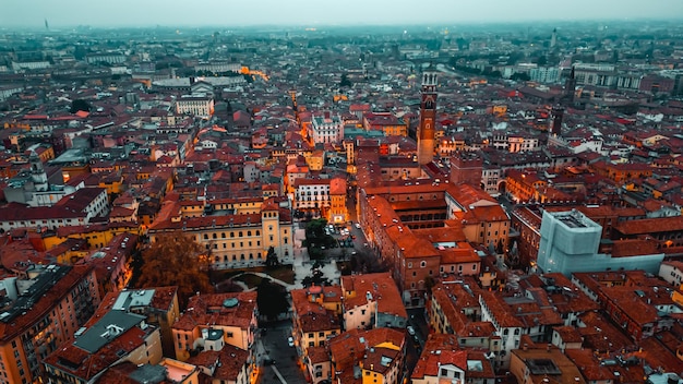 Vista aérea de Verona, região do Veneto, Itália, vista do centro histórico da cidade, telhados de telhas vermelhas