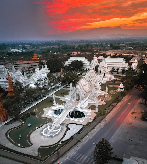 Vista aérea de Wat Rong Khun o templo branco ao nascer do sol em Chiang Rai Tailândia