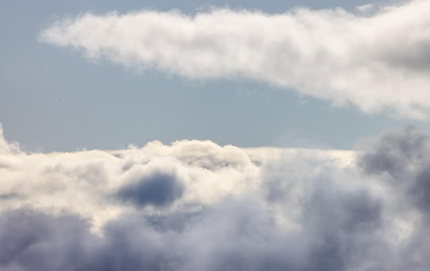 Vista aérea de White Puffy Cloudscape na Colúmbia Britânica, Canadá
