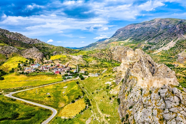 Foto vista aérea de yeni kale, um castelo em kahta, na província de adiyaman da turquia