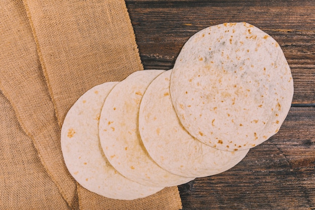Vista aérea de deliciosa tortilla mexicana de trigo en la mesa