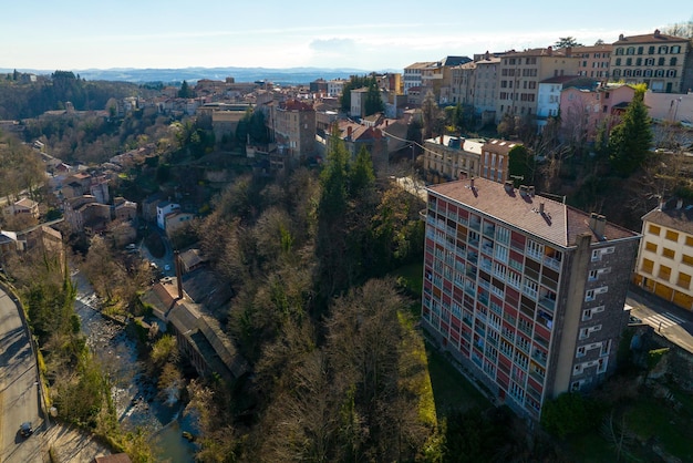 Vista aérea del denso centro histórico de la ciudad de Thiers en el departamento de PuydeDome región de AuvergneRhoneAlpes en Francia Tejados de edificios antiguos y calles estrechas