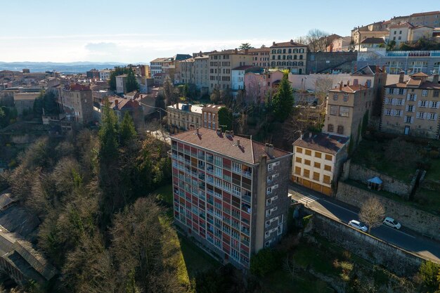 Vista aérea del denso centro histórico de la ciudad de Thiers en el departamento de PuydeDome región de AuvergneRhoneAlpes en Francia Tejados de edificios antiguos y calles estrechas