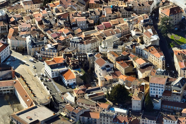 Vista aérea del denso centro histórico de la ciudad de Thiers en el departamento de PuydeDome región de AuvergneRhoneAlpes en Francia Tejados de edificios antiguos y calles estrechas