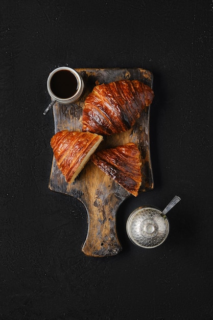 Foto vista aérea del desayuno clásico con croissant y café