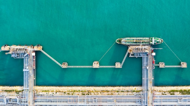 Vista aérea de la descarga de buques cisterna en el puerto, importación de negocios de exportación de petróleo con buque petrolero de transporte de petróleo de la refinería en el mar.