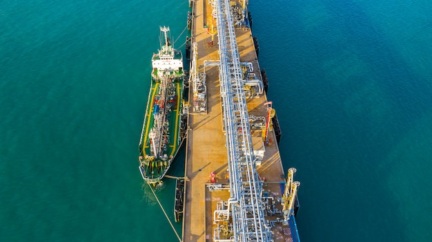 Vista aérea de la descarga de buques cisterna en el puerto, importación de negocios de exportación de petróleo con buque petrolero de transporte de petróleo de la refinería en el mar.