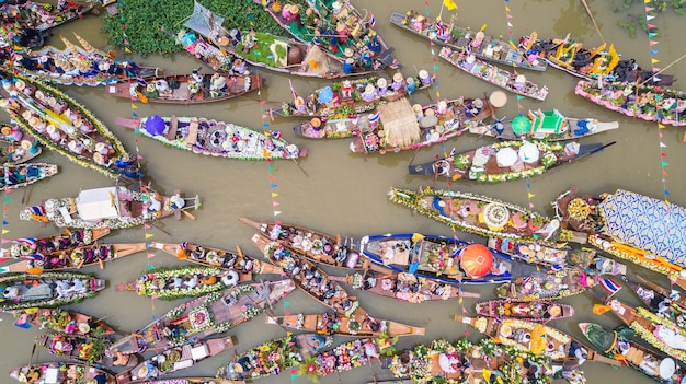 Foto vista aérea del desfile de mérito del día de la cuaresma budista del festival