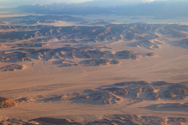 Vista aérea del desierto árabe y la cordillera Red Sea Hills cerca de Hurghada Egipto Vista desde el avión