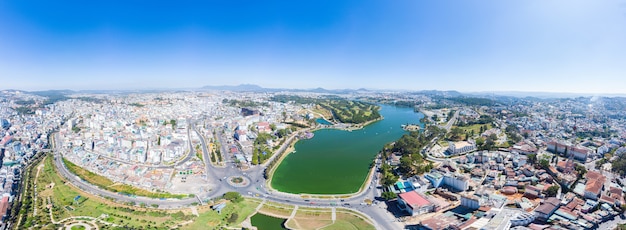 Vista aérea del destino turístico hermoso de la ciudad de Da Lat en las tierras altas centrales de Vietnam. Claro cielo azul. Parques verdes y lago de la ciudad.