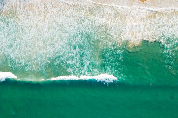 Vista aérea detalhe da textura de uma onda grande no mar tropical com ondas quebrando no drone de vista aérea da praia foto incrível bela natureza e fundo de viagens.