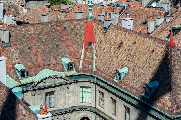 Vista aérea de detalles arquitectónicos en el casco antiguo de Ginebra, Suiza