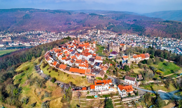 Vista aérea de Dilsberg, una ciudad con un castillo en la cima de una colina rodeada por un bucle del río Neckar. Alemania, Baden-Wurttemberg