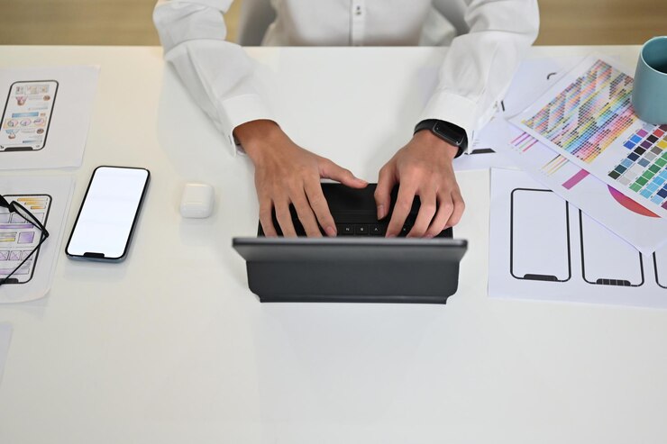 Foto vista aérea de los diseñadores de ux que desarrollan aplicaciones móviles que trabajan en el diseño de aplicaciones y la interfaz de usuario en la estación de trabajo