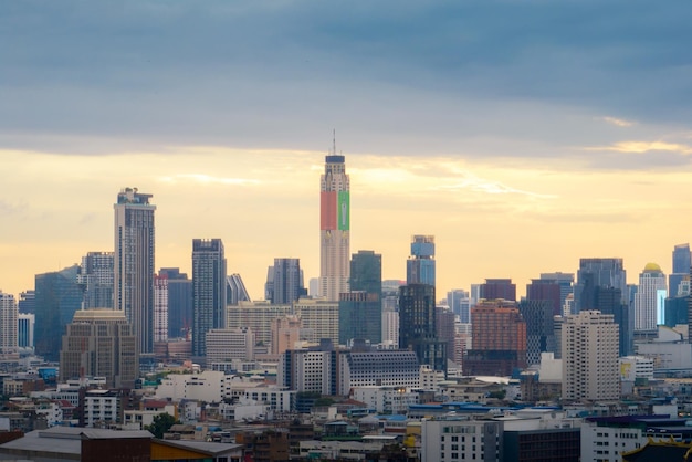 Vista aérea del distrito central de negocios de los edificios de oficinas de los rascacielos en Bangkok Tailandia