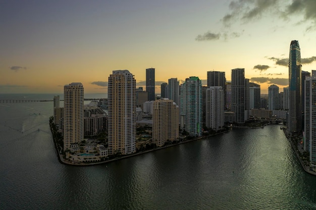 Vista aérea del distrito del centro de Miami Brickell en Florida, EE.UU. Altos edificios comerciales y residenciales de rascacielos en la moderna megapolis estadounidense