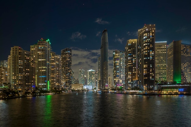 Vista aérea del distrito del centro de Miami Brickell en Florida, EE.UU. Edificios altos rascacielos iluminados en el moderno centro de la ciudad americana