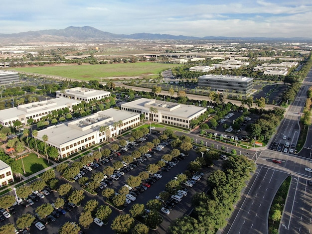 Vista aérea del distrito financiero y de negocios con un nuevo edificio de oficinas rodeado de estacionamiento y carretera