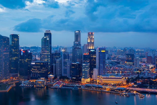 Vista aérea del distrito de negocios de Singapur y la ciudad por la noche