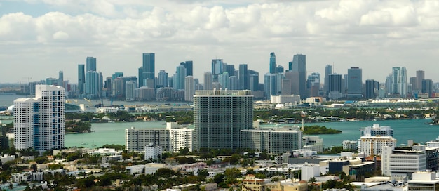 Vista aérea del distrito de oficinas del centro de Miami en Florida, EE.UU. en un día soleado Altos edificios comerciales y residenciales de rascacielos en la moderna megapolis americana