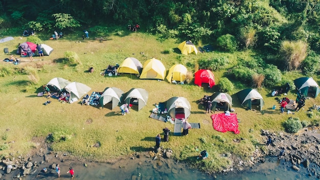 Vista aérea do acampamento à beira do rio