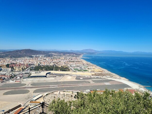 Vista aérea do aeroporto de Gibraltar com a La Linea de la Concepcion ao fundo