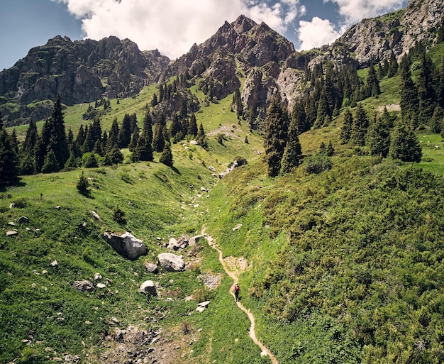 Vista aérea do alpinista na trilha de montanhas