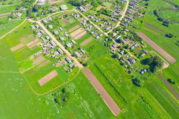 Vista aérea do alto de uma aldeia rural com plantações de hortaliças